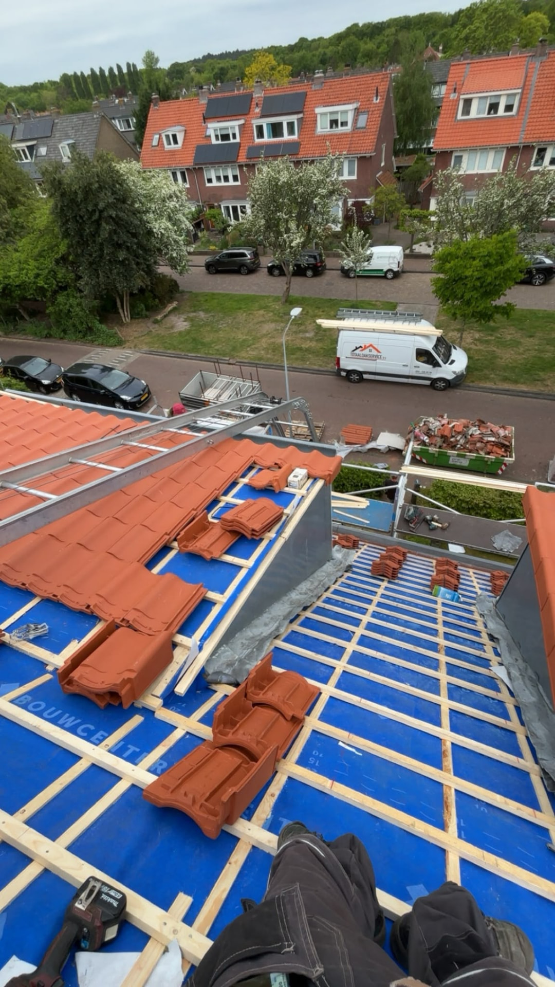 Dakrenovatie in uitvoering: nieuwe panlatten, onderdak en dakpannen