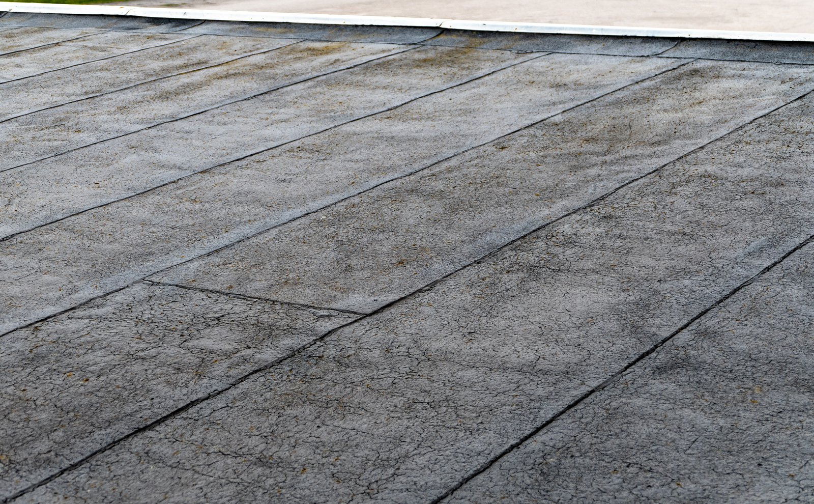 Plat dak met bitumen dakbedekking en aluminium daktrim